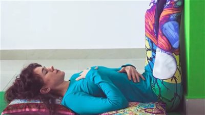 فوائد وضعيه رفع الساقين على الجدار