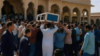 الراجل خلاهم دخلوه المسجد وبيصلوا عليه وراح واقف قدام المصليين