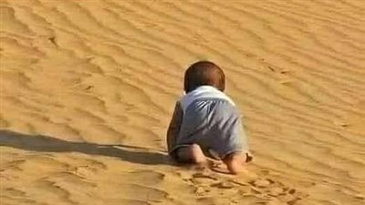 قصة حقيقية لطفل يحبو في الصحراء